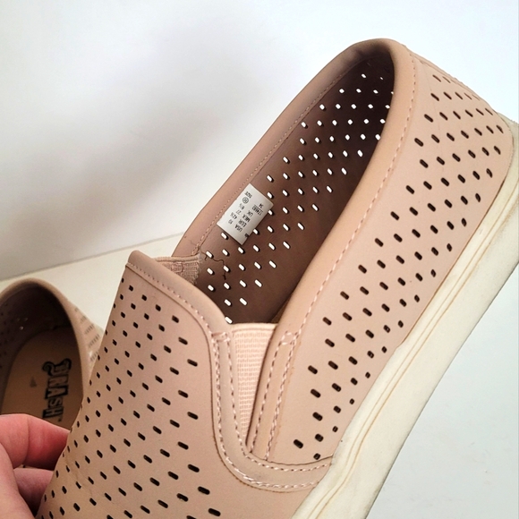 Blush Perforated slides - Picture 12 of 13
